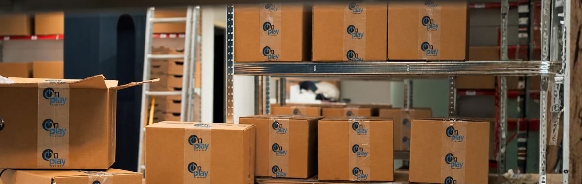 Almacén de Onplay Center con cajas preparadas para su envío