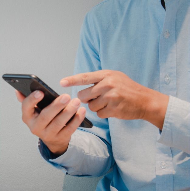 Profesional consultando el catálogo de Onplay Center en su teléfono