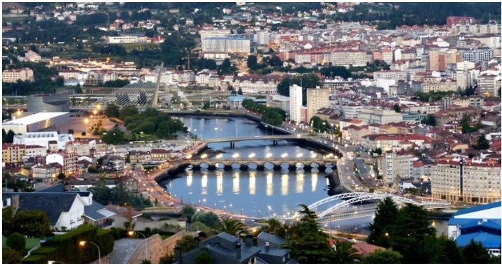 Vista de Pontevedra al atardecer, con el río Lérez y sus puentes iluminados